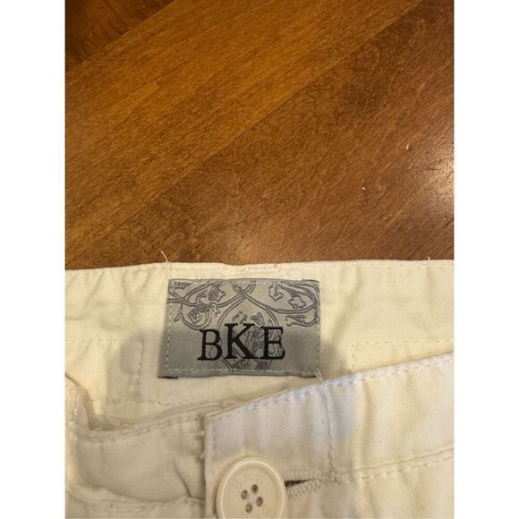 Woman’s new w tags BKE Capri pants size 29 waist white - Picture 3 of 6